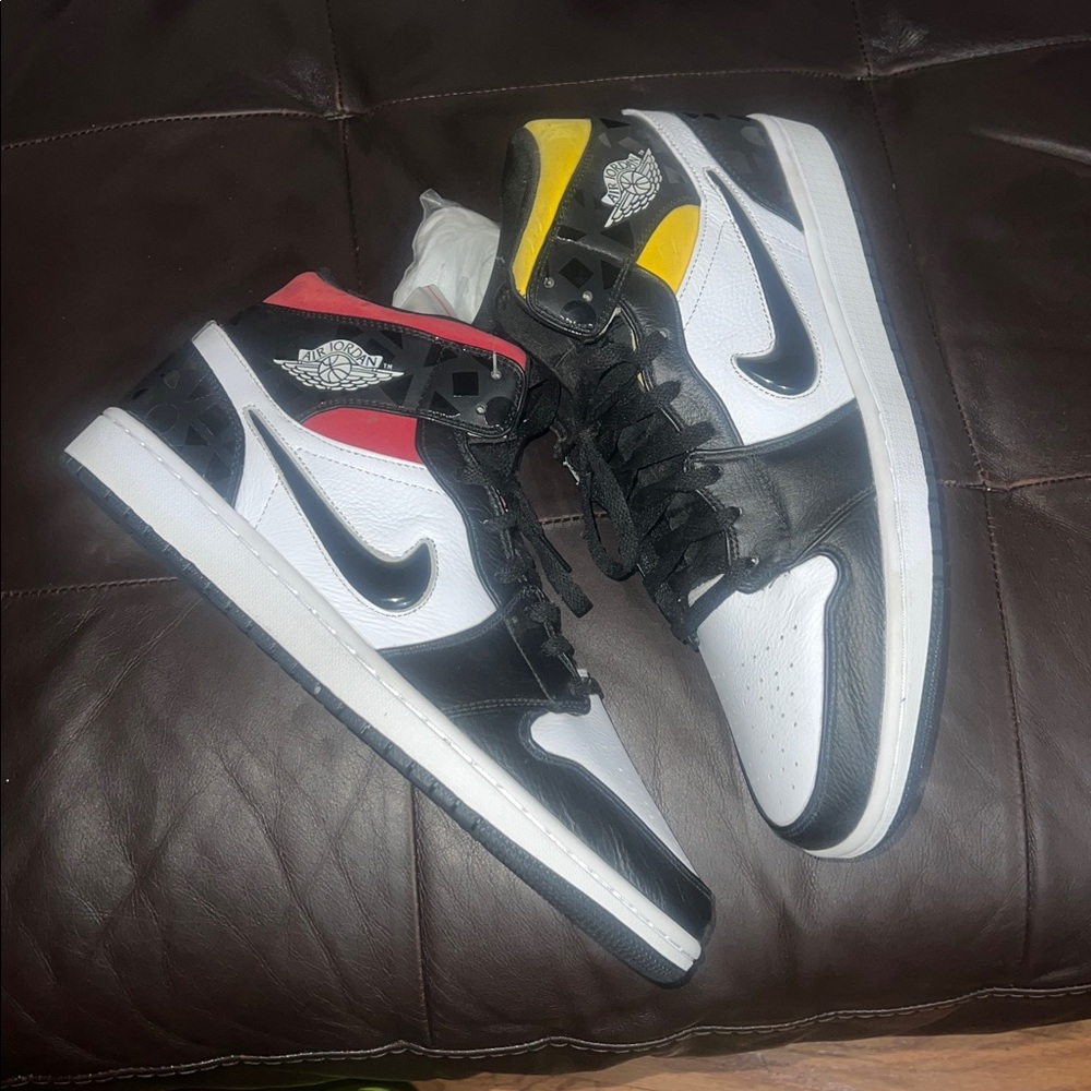 Nike Air Jordan 1 Mid Black White Red